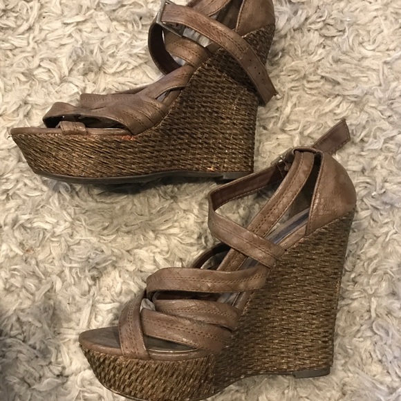 🛑 SOLD! Wedge Heel Sandals w/ Woven Pattern 🛑 - Picture 4 of 6